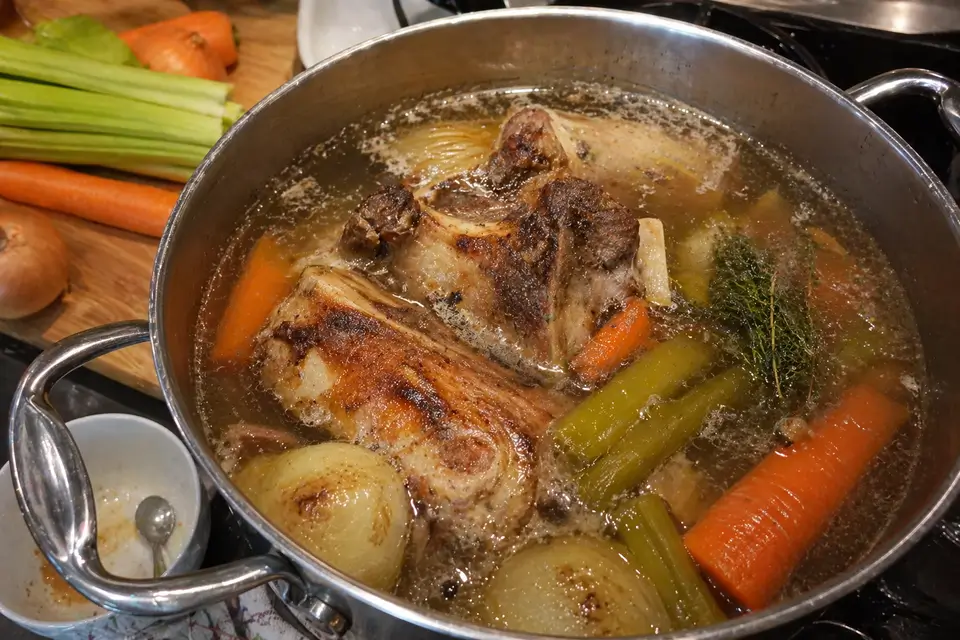 Caldo de ossos nutritivo para emagrecer com ingredientes saudáveis